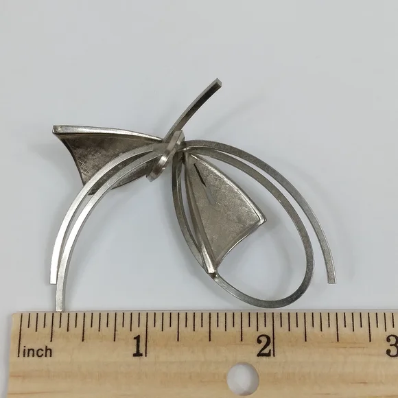 Vintage Bow Swirl Brushed Silver Tone Metal Brooch - Picture 4 of 7